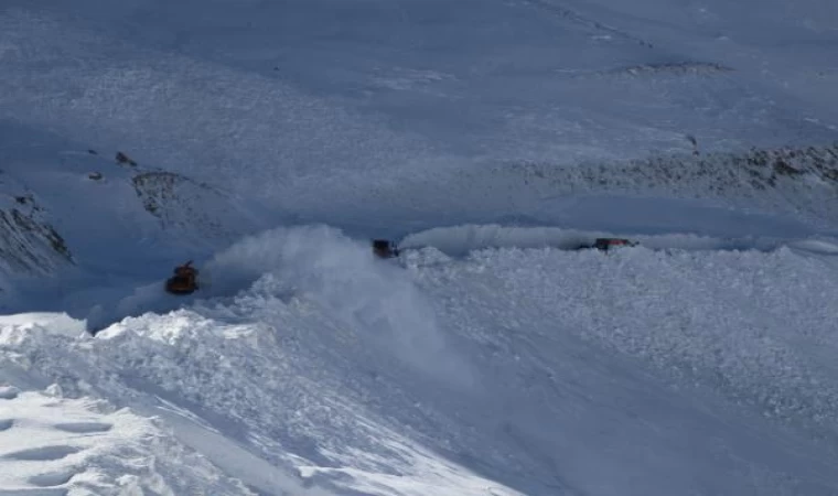 Van- Bahçesaray kara yolunda çığ altında kalan 2 araçtan biri çıkarıldı