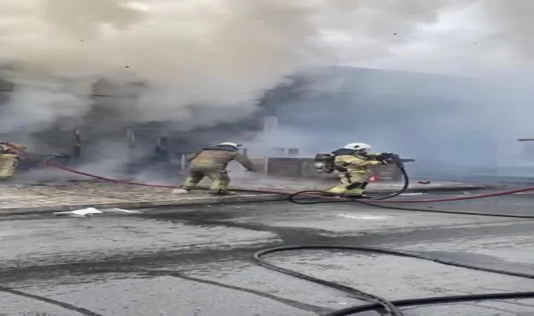 Yanan dükkanın önündeki otomobil forklift ile kurtarıldı