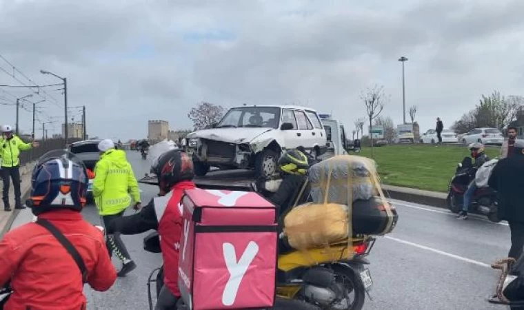 Zeytinburnu’nda otomobil tramvay yolundaki bariyerlere çarptı