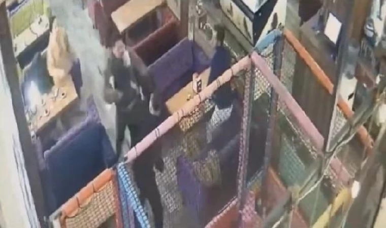 Bağcılar’da kafede çıkan kavgada bıçaklandı; o anlar kamerada