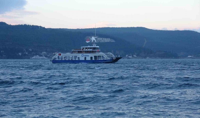 Bozcaada ve Gökçeadaya fırtına nedeniyle tüm feribot seferleri iptal edildi