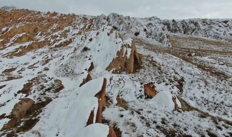Dünyadaki Mars olarak tanınan Eğribucak kayalıkları beyaza büründü
