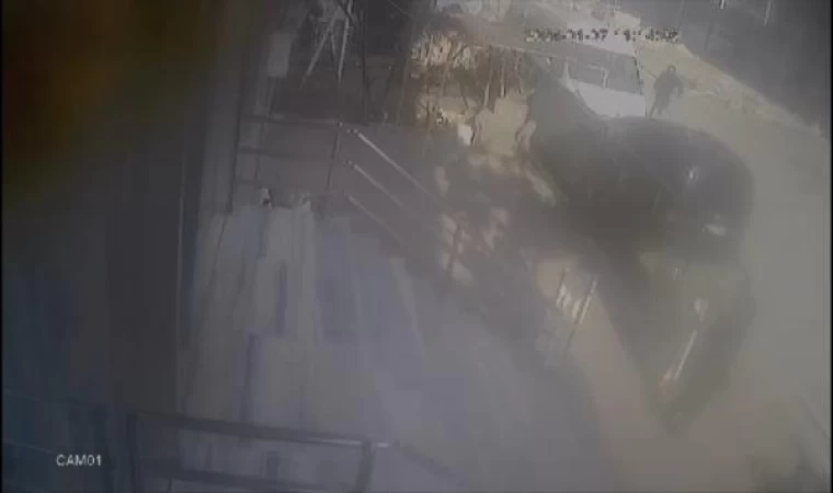 Esenyurt’ta aracını park ederken silahlı saldırıya uğradı; şüphelilerin kaçtığı anlar kamerada