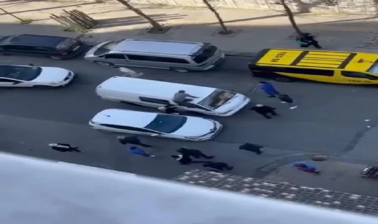 Gaziosmanpaşa’da yol verme tartışmasında balyozlarla araçların camını kırdılar