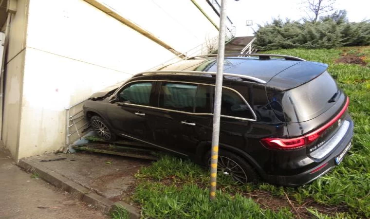 Kadıköy’de cip bariyerlere çarptı