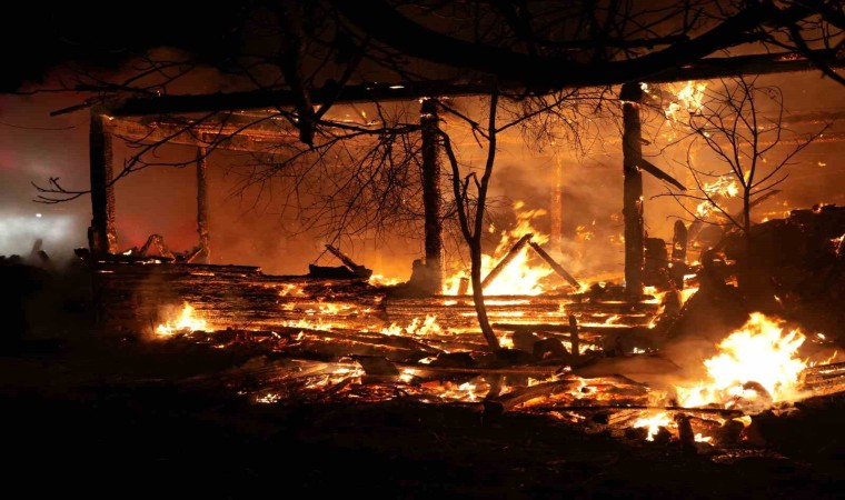 Kastamonuda alevlere teslim olan iki katlı ahşap ev ile traktör küle döndü