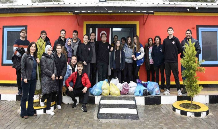 Kuşadasında öğrenciler can dostları besledi