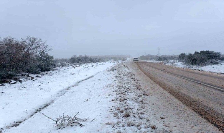 Lapsekinin yükseklerinde kar kalınlığı 15 santimetreye ulaştı