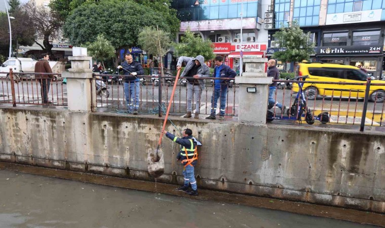 Marmaris Belediyesi Karaderede biriken atıkları temizledi