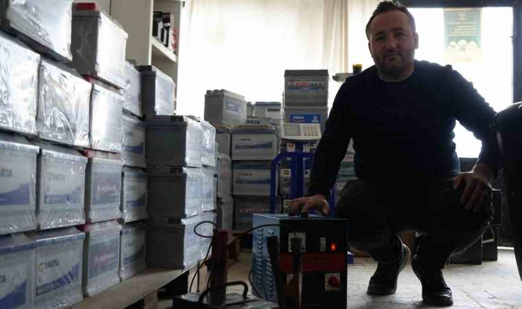 Öğretmenlik hayali yarım kaldı, hayallerini akü satarak gerçekleştiriyor