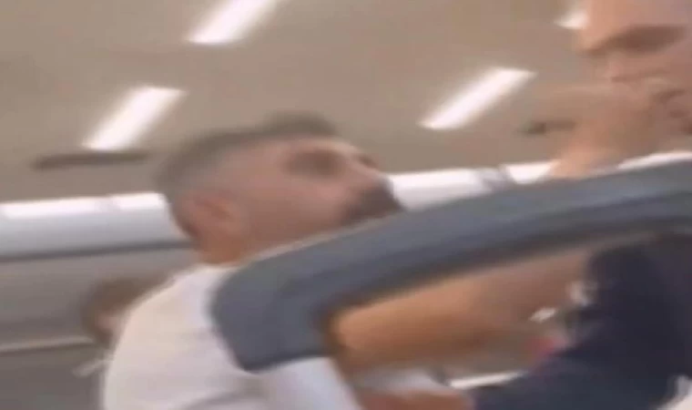 Sabiha Gökçen Havalimanı’nda uçak kapısını karıştıran yolcu görevlilerle tartıştı