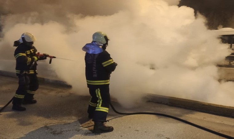 Seyir halindeki otomobil alev topuna döndü