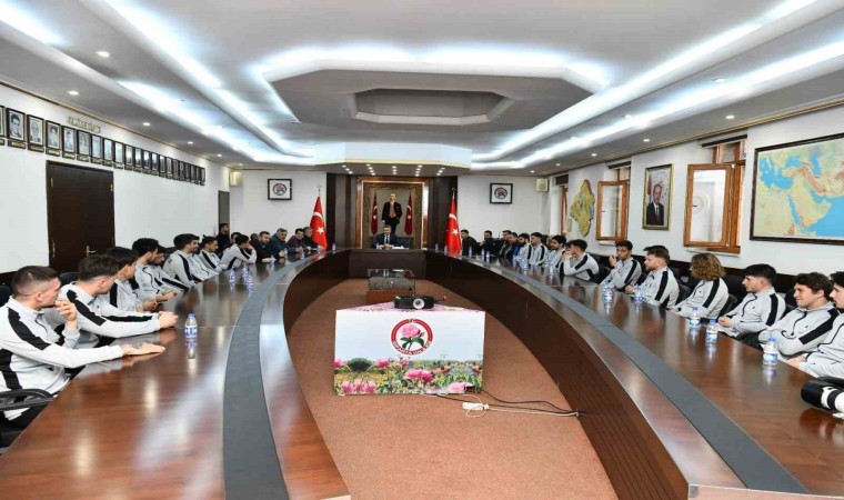 Vali Baruş: Isparta 32 Sporun başarısı Ispartanın başarısı demek