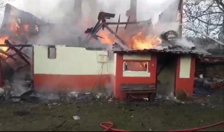 Yangında, 2 katlı ahşap ev kullanılamaz hale geldi