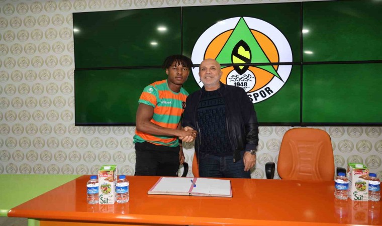 Alanyaspor, Nijeryalı genç futbolcu Akinlosotu ile profesyonel sözleşme imzaladı