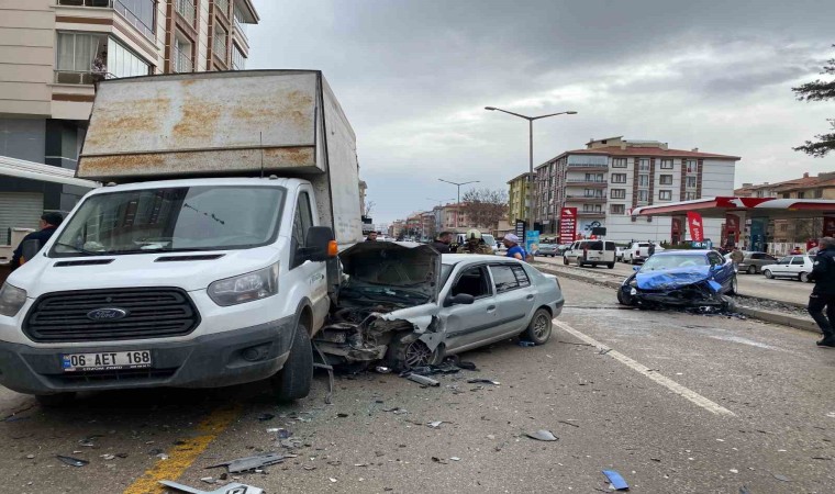 Ankarada zincirleme trafik kazası: 5 yaralı