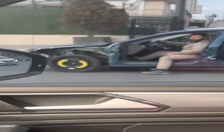 Avcılar’da ağır hasarlı otomobille trafiğe çıktı; ayağını dışarıya sarkıtarak ilerledi