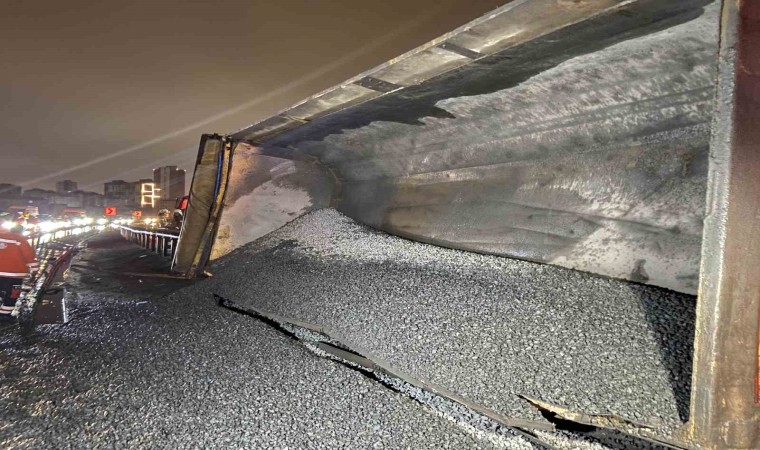 Bağcılar TEM Otoyolunda mıcır yüklü kamyon bariyerlere çarpıp yan yattı