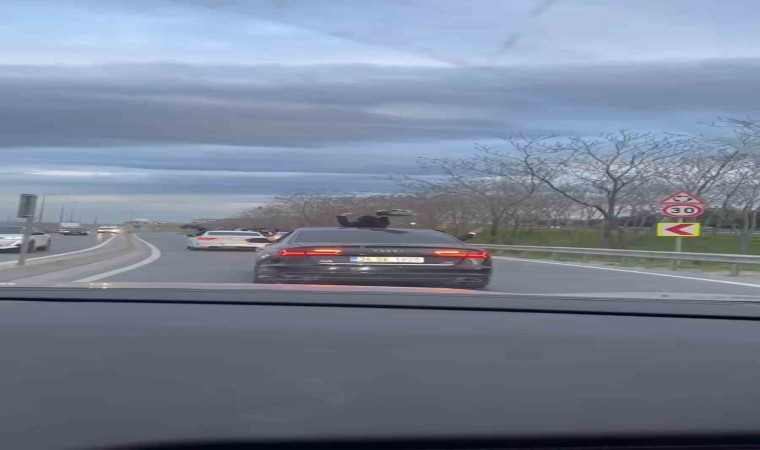 Başakşehirde trafiği yavaşlatıp, makas attılar: Düğün konvoyunun trafiği tehlikeye düşürdüğü anlar kamerada