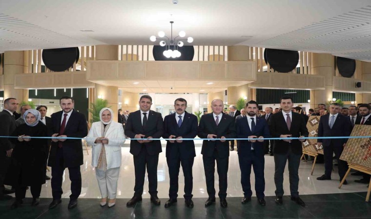 Düzcenin sanat yuvasını Bakan Tekin açtı