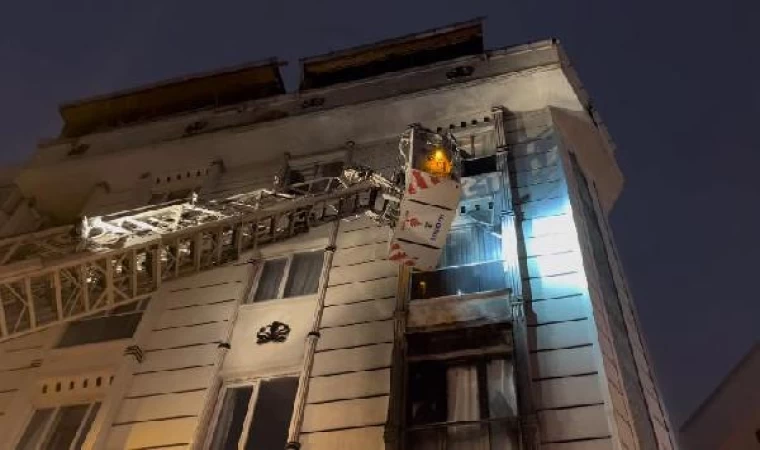 Esenyurt’ta çıkan yangında mahsur kalan 12 kişi itfaiye tarafından kurtarıldı