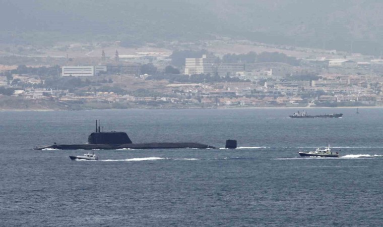 İngilterenin test ettiği Trident füzesi, Savunma Bakanı Shappsın bulunduğu denizaltının yanına düştü