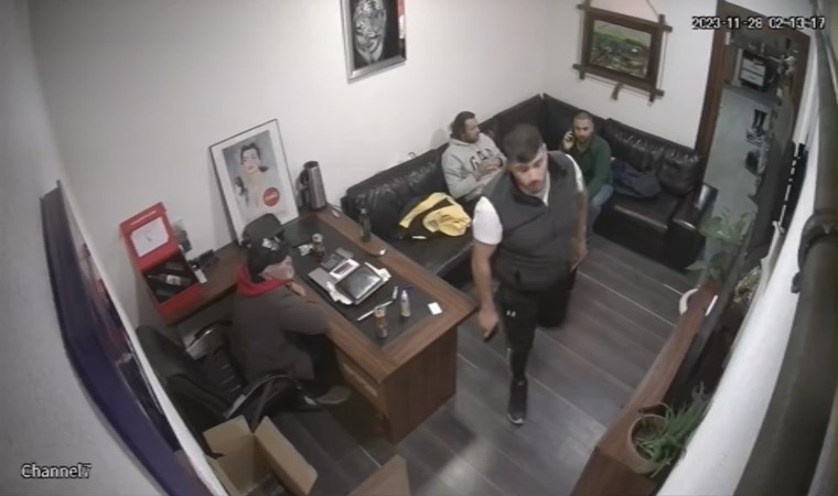 İstanbulda dehşet anları kamerada: Babasına küfreden adamı silahla vurup darbetti