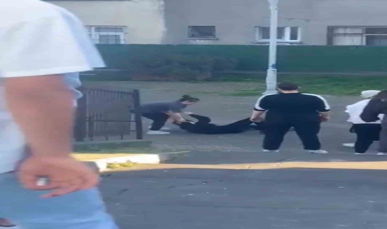 İstanbulda genç kızların sevgili kavgası kamerada: Erkekler ayırmak yerine kayda alıp küfretti