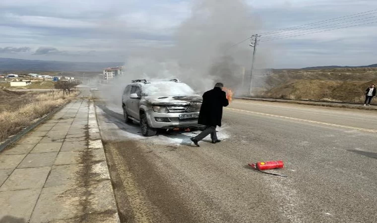 Seyir halinde alev alan hafif ticari araç yandı