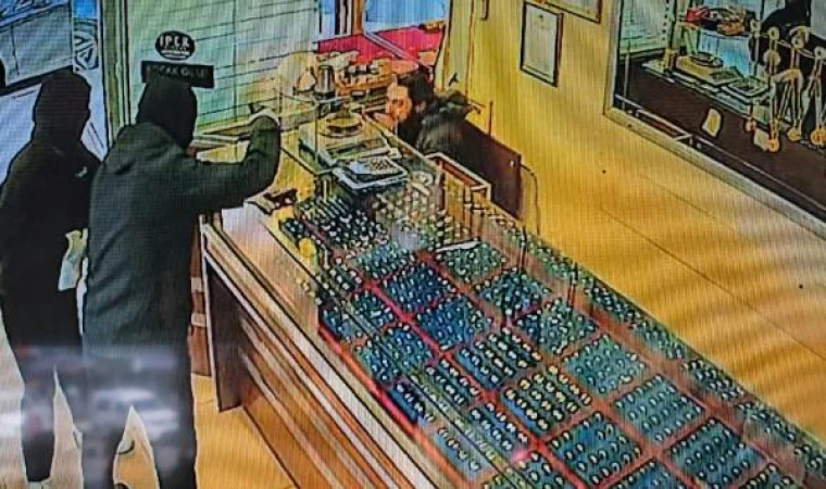 Sultangazi’de kuyumcuyu soymaya çalışan çifti esnaf engelledi