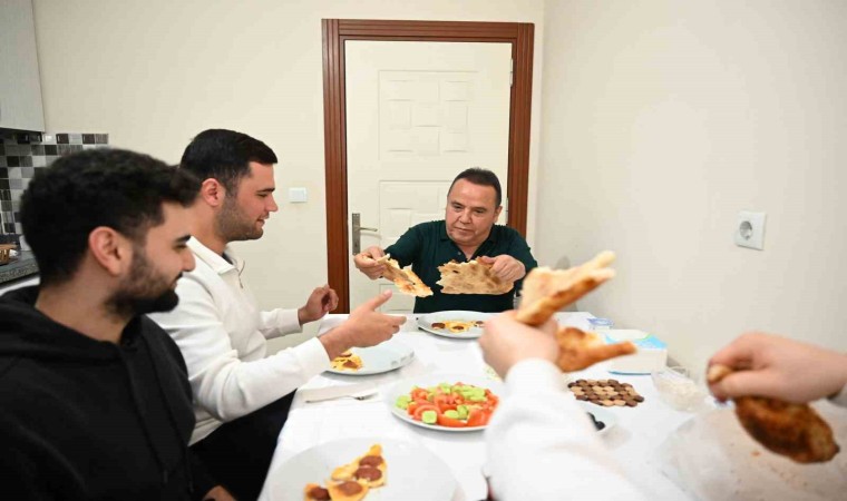 Başkan Böcek sahurunu öğrencilerle yaptı