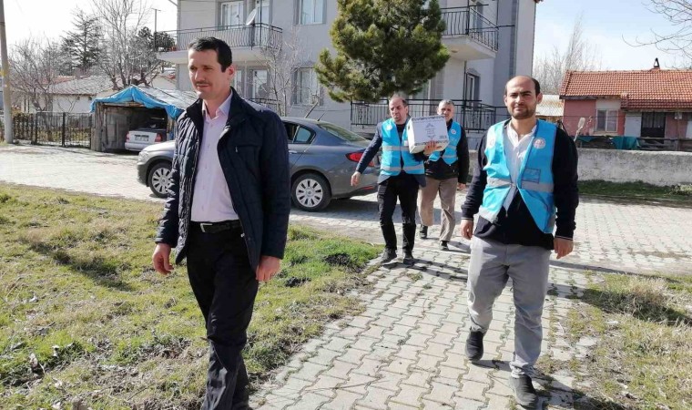 Dumlupınarda ihtiyaç sahiplerine yardım kolisi dağıtıldı