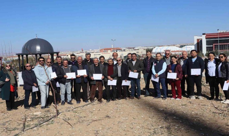 KMÜlü akademisyenlerden çiftçilere budama eğitimi