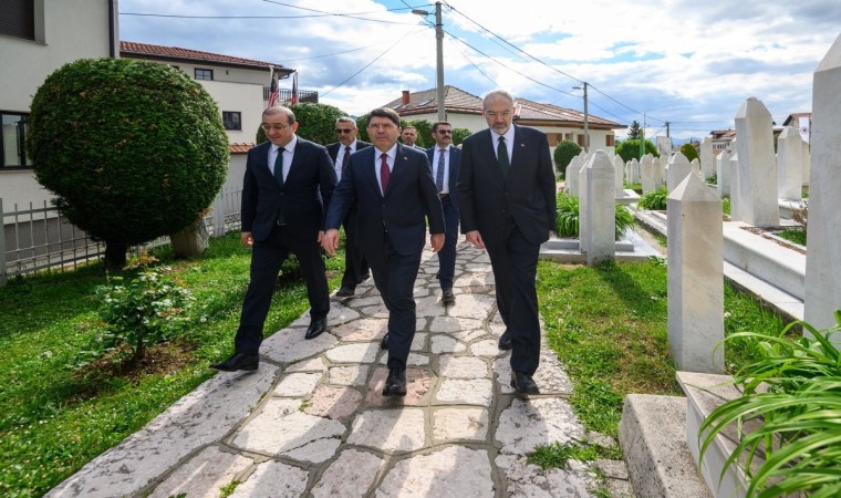 Adalet Bakanı Tunç, Aliya İzzetbegoviçin kabrini ziyaret etti