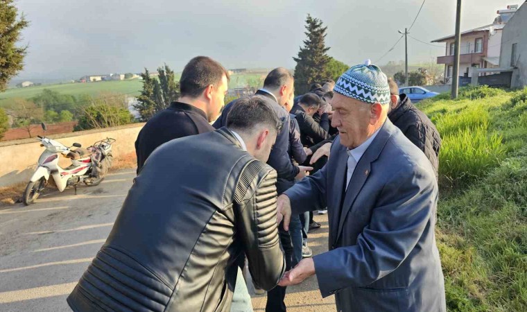 Bandırmada bayram namazı sonrası mezarlıkta bayramlaşma