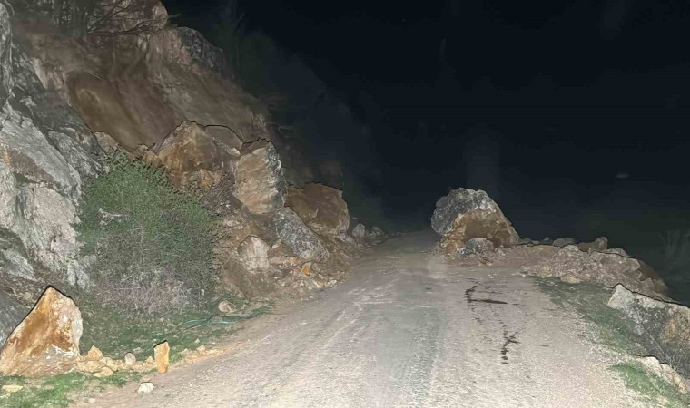 Deprem sonrası heyelan yolu kapattı, heyelan ve deprem anı anbean kaydedildi