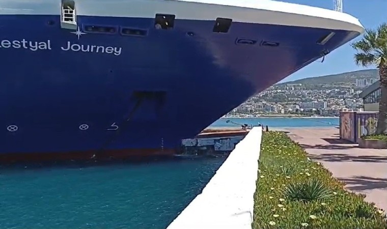 Dev gemi iskeleye böyle çarptı