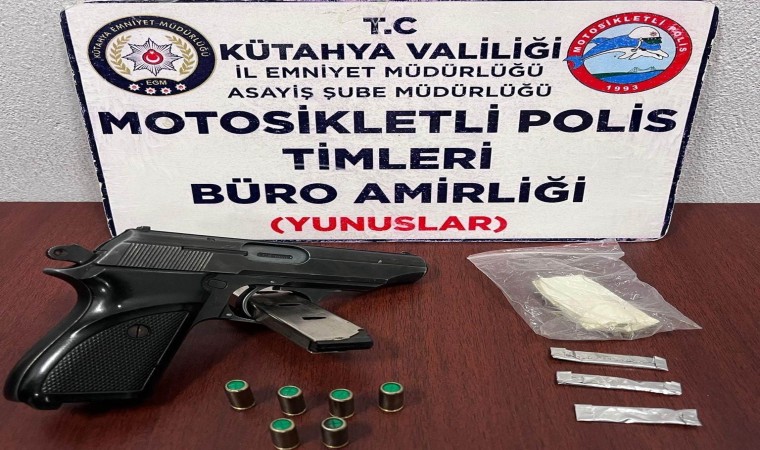 Kütahyada bir kişinin üzerinde kurusıkı tabanca, fişek ve uyuşturucu ele geçirildi