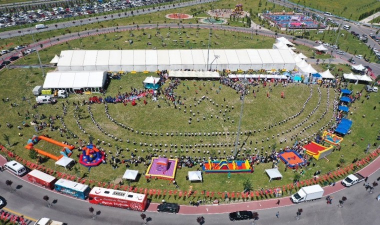 500 öğrenciden ay-yıldızlı ‘zeybek gösterisi