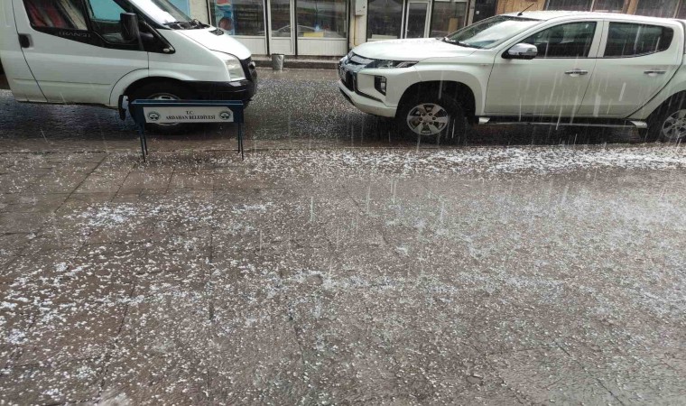 Ardahanda dolu yağışı sonrası her yer beyaza büründü