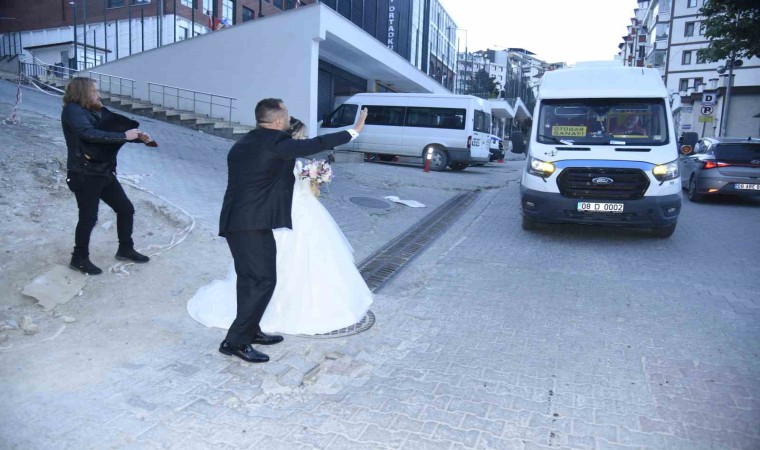 Artvinde gelin ve damat düğünlerine dolmuşla gitti