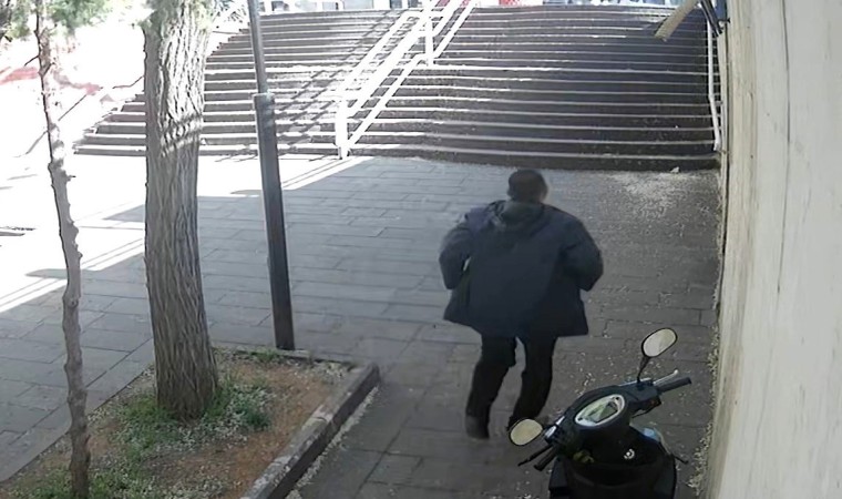 Gaziantepte bir vatandaş şehitliğin kapısını öptü