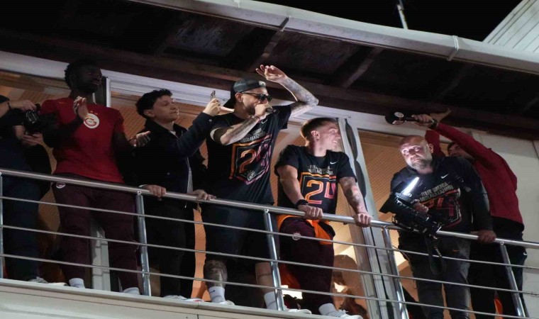 Şampiyon Galatasaray, Floryada taraftarlarıyla buluştu