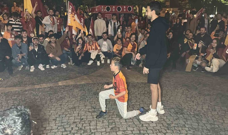 Uşakta Galatasaray taraftarları şampiyonluğu kutladı