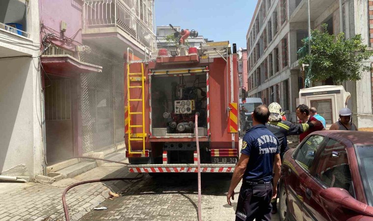 Apartman boşluğunda çıkan yangın panikletti
