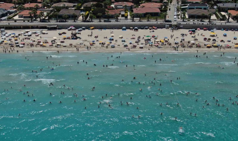 Binlerce kişi Çeşme Ilıca Plajına akın etti: İlçenin nüfusu 1 milyona dayandı