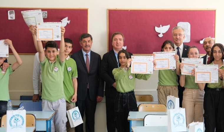 Erzincanda 44 bin 785 öğrenci karne sevinci yaşadı