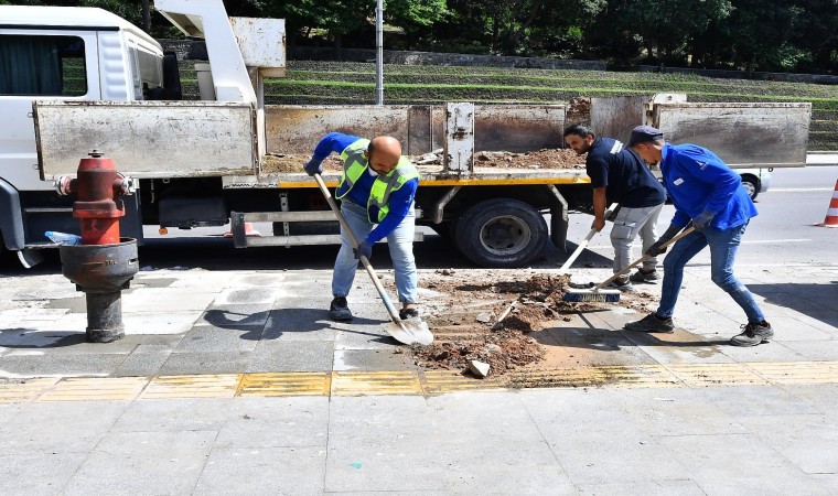 İzmirde kaldırımlar yenileniyor