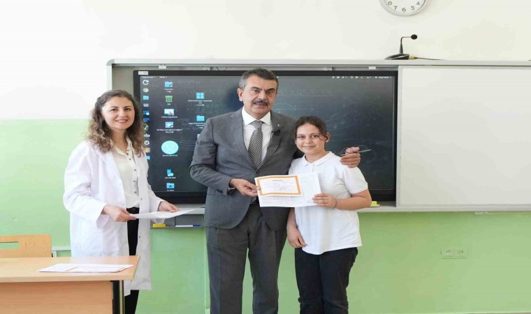 Milli Eğitim Bakanı Yusuf Tekin, Ankarada öğrencilere karne dağıttı