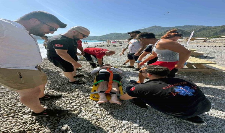 Paraşütçü denize düştü